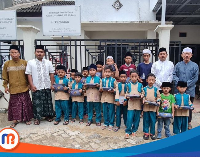 Foto bersama usai pemberian bantuan paket sarung kepada puluhan santri tahfidz