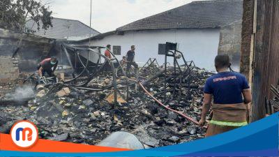 Nampak puing-puing salah satu toko yang dilalap si jago merah di Ganding, Sumenep