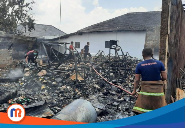 Nampak puing-puing salah satu toko yang dilalap si jago merah di Ganding, Sumenep