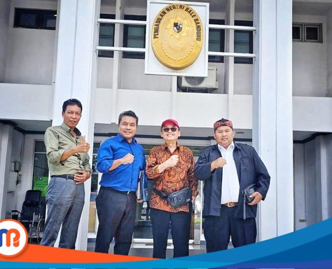 Pengurus Pusat PSHT dan Kuasu Hukum di depan PN Bale Bandung