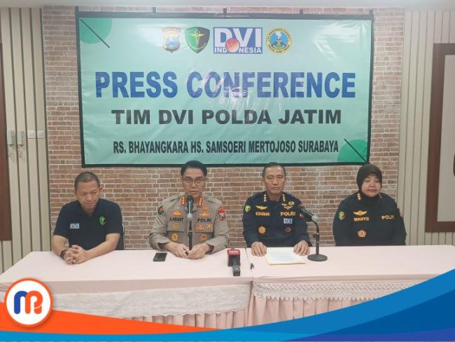 Tim DVI Polda Jatim saat menggelar Press Conference di RS Bhayangkara