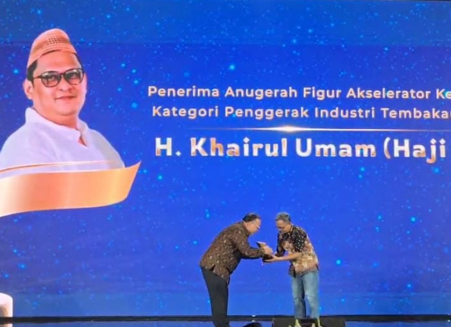Direktur PT Bawang Mas Center (BMC), Abdullah, mewakili Haji Her menerima penghargaan dari Detik Jatim di Grand Mercure Malang Mirama, Kota Malang