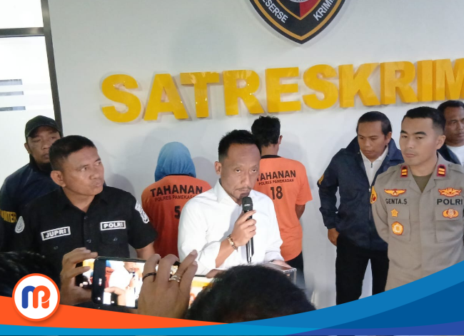 Kasat Reskrim Polres Pamekasan, Iptu Doni Setiawan, saat menggelar konferensi pers kasus pembunuhan
