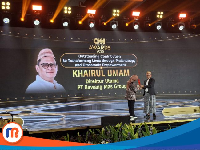 H. Khairul Umam (H. Her) menerima penghargaan CNN Indonesia Award 2025