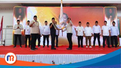 Penyerahan bendera petaka PKDi dari pembina PKDI Nasional, Gus Yusuf, kepada Koordinator PKDI Madura Raya, Bun Wid