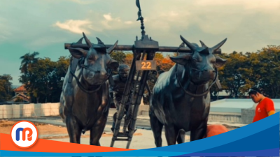 Pemasangan patung karapan sapi di alun-alun Sampang