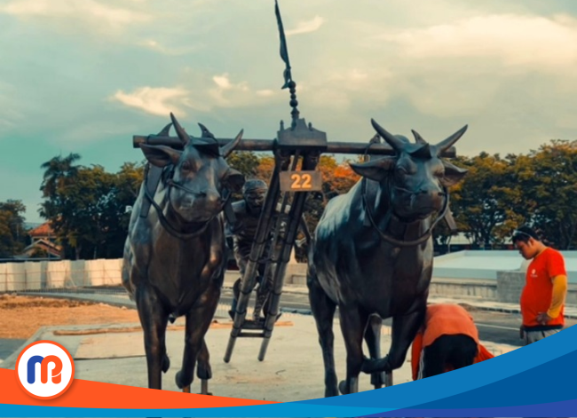 Pemasangan patung karapan sapi di alun-alun Sampang