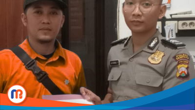 Rosi, Aktivis Sampang saat menyerahkan laporannya ke Polisi