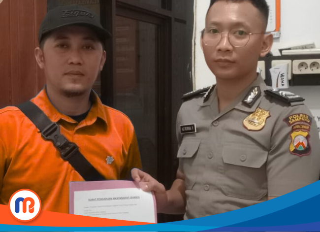 Rosi, Aktivis Sampang saat menyerahkan laporannya ke Polisi