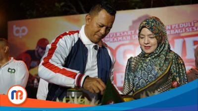 Ali Zainal Abidin, inisiator lahirnya B.I.P melakukan potong tumpeng dalam rangka merayakan anniversary B.I.P