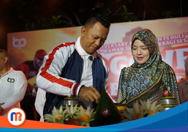 Ali Zainal Abidin, inisiator lahirnya B.I.P melakukan potong tumpeng dalam rangka merayakan anniversary B.I.P