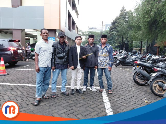Perwakilan nelayan madura di dampingi kuasa hukum berada di Polda Jatim