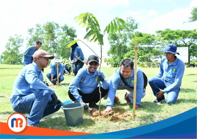 Bupati Sumenep, Achmad Fauzi Wongsojudo saat menghadiri penanaman bibit pohon