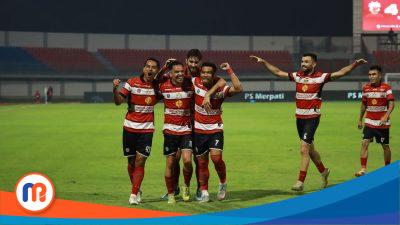 Pemain Madura United saat berlaga di Stadion Gelora Madura Ratu Pamelingan Pamekasan