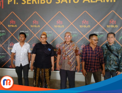 Haji Her mendampingi Ketua Komwasjak Tinjau Gudang Produksi Rokok 1001 Alami di Pamekasan