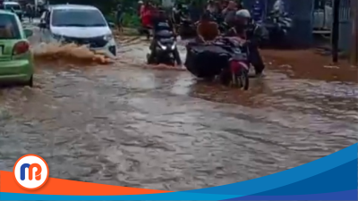 Ruas jalan Sampang Pantura kebanjiran setalah diguyur hujan lebat