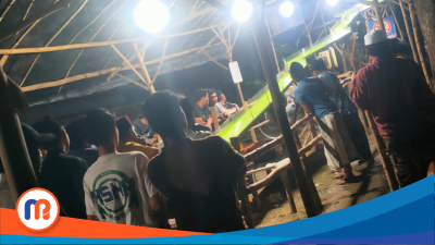 Aktivitas perjudian balap kelereng di Dusun Kaso’an, Desa Paseyan, Kabupaten Sampang, berlangsung tadi malam, Jumat (23/1/2026).
