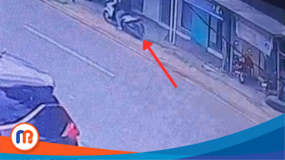 Pelaku saat membawa kabu sepeda motor korban