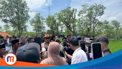 Puluhan nelayan Banyuates saat melakukan unjuk rasa di lokasi proyek pembangunan pasar ikan