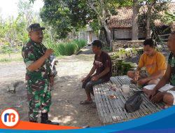 Babinsa Waru Laksanakan Komsos, Imbau Warga Waspada Cuaca Saat Bekerja di Sawah