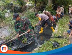 Babinsa Koramil 0826-01/Kota Bersama Warga Jalmak Kerja Bakti Bersihkan Saluran Air