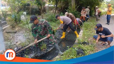 Serma Moh. Saleh, melaksanakan kegiatan kerja bakti pembersihan bersama warga desa jalmak