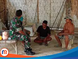 Babinsa Pademawu Laksanakan Komsos dengan Pengrajin Batu Nisan di Desa Dasok