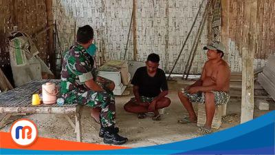 Babinsa Pademawu Laksanakan Komsos dengan Pengrajin Batu Nisan di Desa Dasok