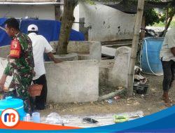 Babinsa Tlanakan Gotong Royong Bangun Poskamling Bersama Warga Desa Dabuan