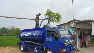 Babinsa Tlanakan Dampingi Penyaluran Air Bersih ke Desa Mangar