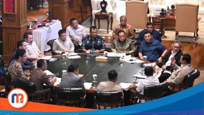 Presiden Prabowo Subianto (kanan) bersama para menterinya di Kabinet Merah Putih