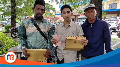 Ali Topan, kuasa hukum nelayan (tengah) menunjukkanbukti baru berupa uang tunai yangbakan diserahkan kepada penyidik di Polda Jatim