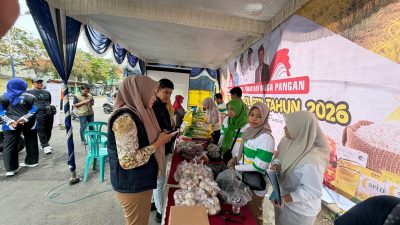 Potret kegiatan pasar murah yang digelar oleh Satgas Pangan Polres Sampang