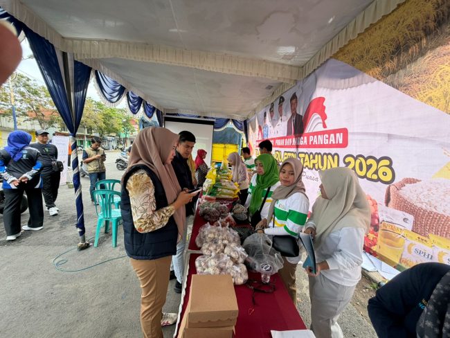 Potret kegiatan pasar murah yang digelar oleh Satgas Pangan Polres Sampang