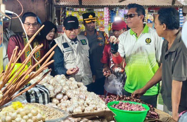 Potret Bupati Sumenep Achmad Fauzi Wongsojudo bersama jajaran Forkopimda serta sejumlah kepala OPD saat melakukan kunjungan langsung ke Pasar Anom