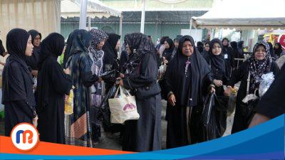 Potret ibu-ibu sebelum memasuki Gedung Adi Poday, Kabupaten Sumenep, Jawa Timur, Ahad (15/02/2026) kemaren