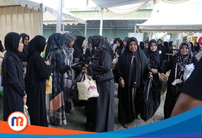 Potret ibu-ibu sebelum memasuki Gedung Adi Poday, Kabupaten Sumenep, Jawa Timur, Ahad (15/02/2026) kemaren