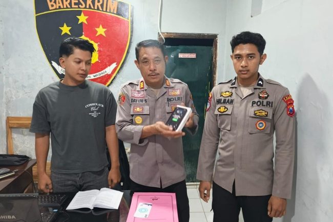 Barang bukti handphone iPhone warna putih milik korban yang diamankan pihak kepolisian setempat.