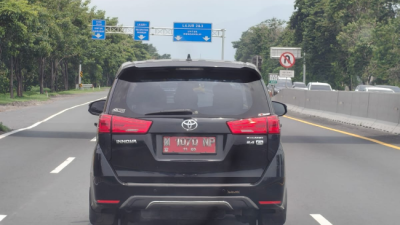 Mobil berpelat merah diduga asal Sampang melintas di jalan Tol Waru, Surabaya