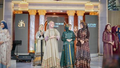 Brand busana muslim Arinna Premium Hijab turut mencuri perhatian dalam ajang Muslim Fashion Runway 2026 yang digelar di Pakuwon Mall Surabaya