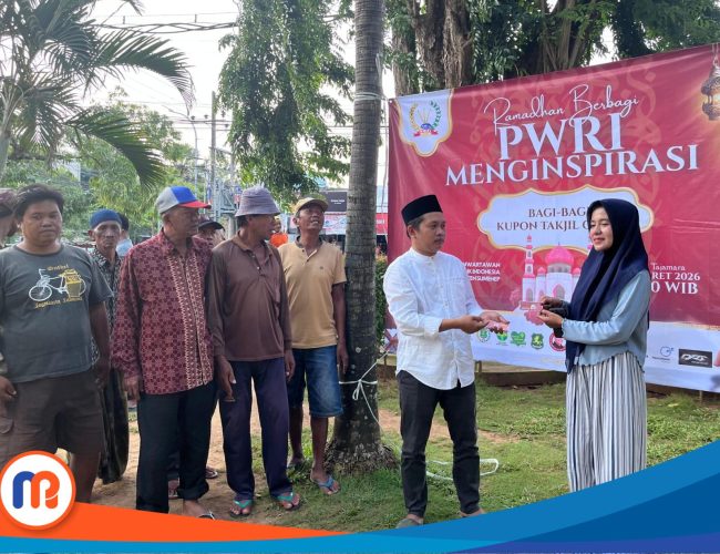 Ketua DPC PWRI Sumenep, Rusydiyono saat memberikan kupon takjil kepada warga setempat