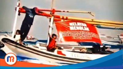 Kapal nelayan Kecamatan Ketapang saat menolak eksploitasi migas Petronas