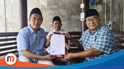 Penyerahan sertifikat halal oleh Pendamping Proses Produk Halal (P3H) Kementerian Agama Kabupaten Sampang, Abdul Wahab, kepada pemilik dapur MBG Ketapang Bin Salam, H. Abdussalam