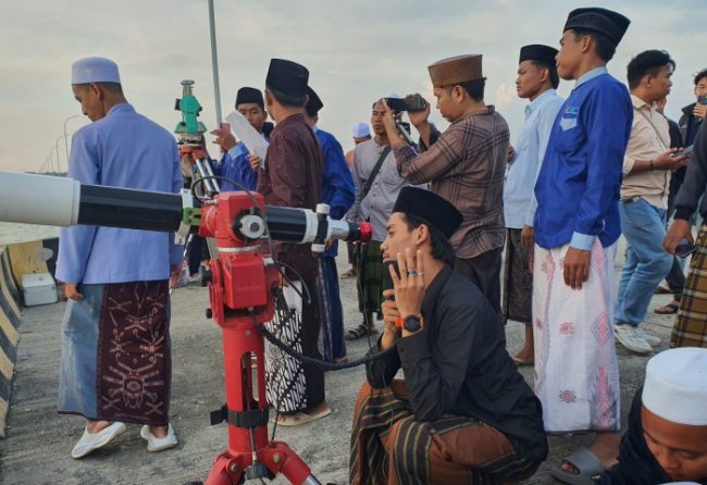 LF PCNU Kabupaten Sampang, Madura, Jawa Timur, melakukan pemantauan hilal 1 Syawal 1447 Hijriah di Pelabuhan Taddan, Kecamatan Camplong