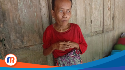 Muslimah, perempuan tunanetra yang hidup sebatang kara di Dusun Kebun, Desa Baturasang, Kecamatan Tambelangan, Kabupaten Sampang, Jawa Timur