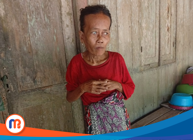 Muslimah, perempuan tunanetra yang hidup sebatang kara di Dusun Kebun, Desa Baturasang, Kecamatan Tambelangan, Kabupaten Sampang, Jawa Timur