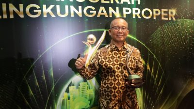 Presiden Kangean Energy Indonesia Ltd., Didi Basuki saat menerima penghargaan PROPER Hijau di Sasono Langen Budoyo, Jakarta