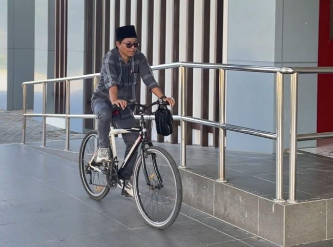 Ketua Fraksi PDI Perjuangan DPRD Sumenep, Hosnan Abrory saat mengendarai sepeda ontel di depan Kantor DPRD Sumenep