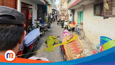 Evakuasi jenazah korban pembunuhan di Jalan Pragoto, Kelurahan Simolawang, Kecamatan Simokerto, Surabaya