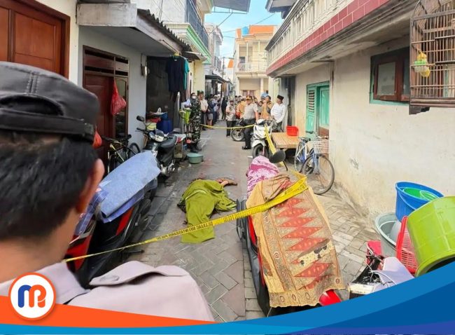 Evakuasi jenazah korban pembunuhan di Jalan Pragoto, Kelurahan Simolawang, Kecamatan Simokerto, Surabaya